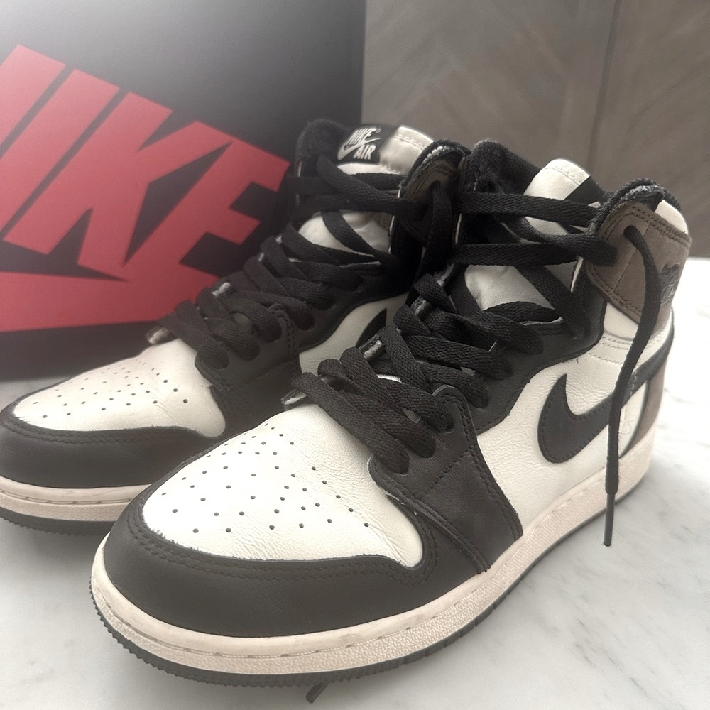 AUTHENTIC Air Jordan 1 Retro High OG GS dark mocha size 6Y